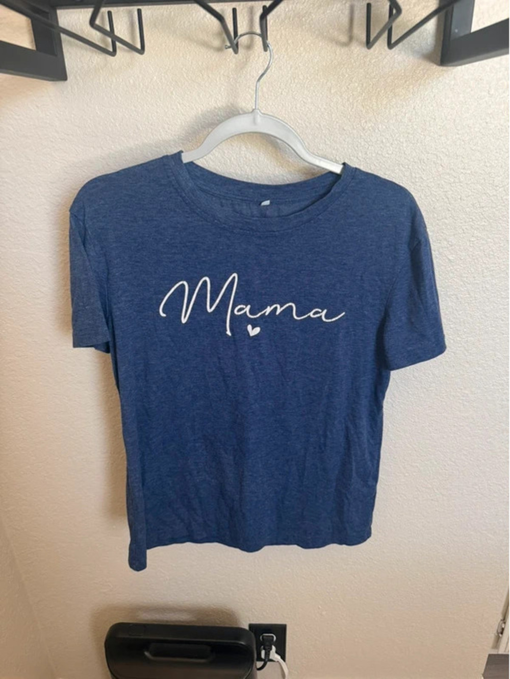 "Mama" Script Cursive Heart Graphic Heathered Tee - Size S